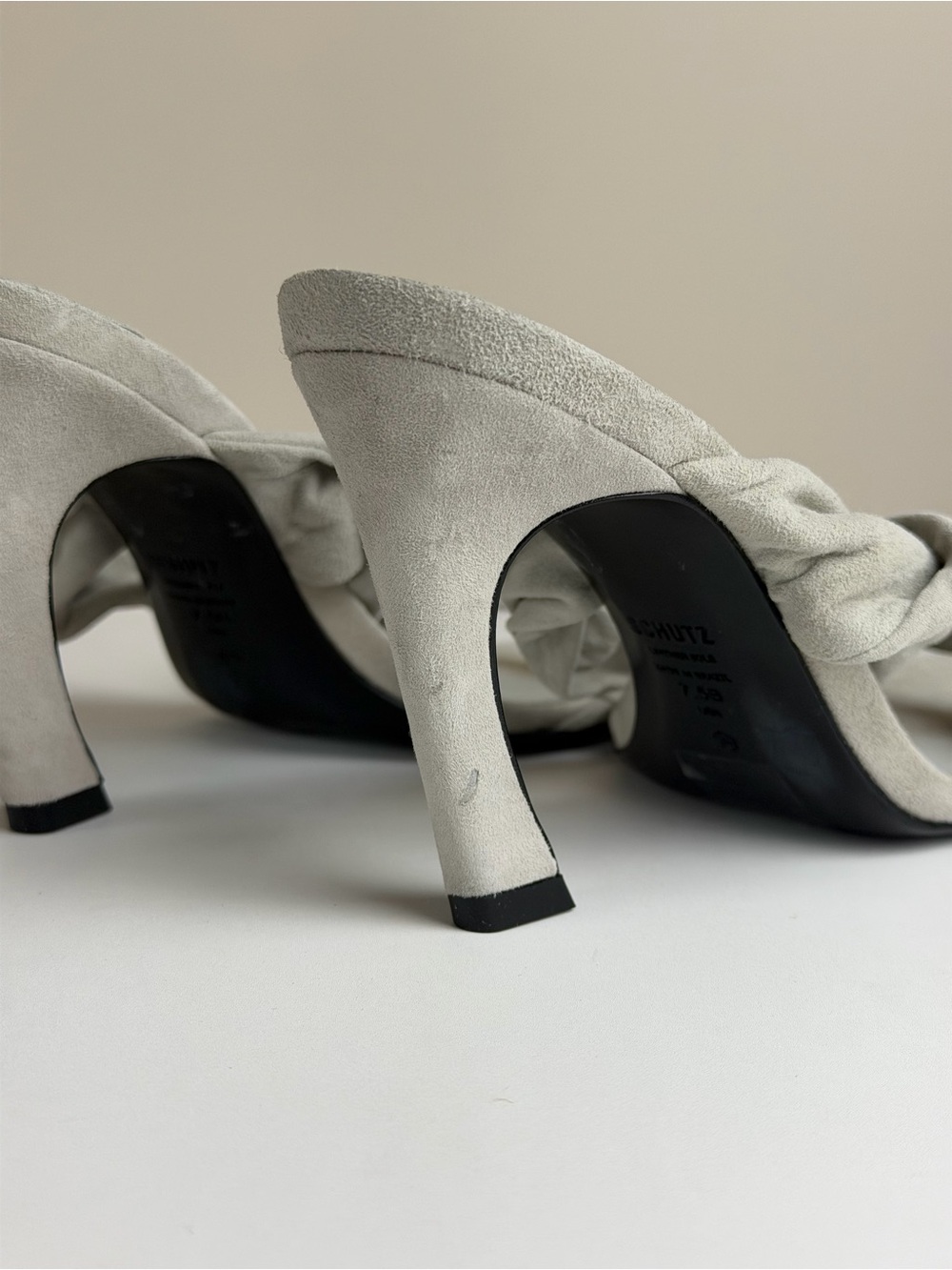Schutz Meline Suede Knotted Mule Heels Light Gray Pointed Toe Sandals Size 7.5 - Picture 8 of 10